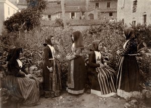 Gruppe af kvinder iført traditionelle dragter i en have, Sardinien, Italien af Italian Photographer