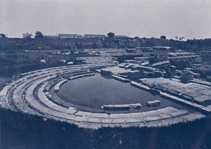 Italien: Syracusa, ruinerne af det græsk-romerske gymnasium (s/h foto) af Italian Photographer