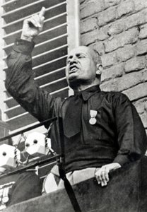 Mussolini i sort skjorte af Italian Photographer