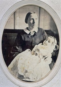 Post mortem portræt af en lille pige holdt af sin mor, ca. 1855 (s/h foto)