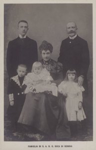 Prins Thomas, hertug af Genova og hans kone, prinsesse Isabella af Bayern, med deres børn (s/h-billede) af Italian Photographer