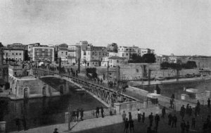 Taranto, lukket svingbro og gamle bydel (s/h foto) af Italian Photographer
