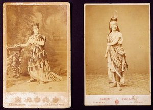 Teresa Stolz og Antonietta Pozzoni iført kostume til Aida (gelatinesølvtryk) af Italian Photographer