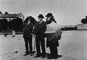Komponisten Giuseppe Verdi (1813-1901), arkitekten Camillo Boito (1836-1914) og Noseda under besøget af værkerne i hvilehuset for komponister (Casa di Riposo per Musicisti) omkring 1898 på Buonarroti-pladsen i Milano. af Italian Photographer
