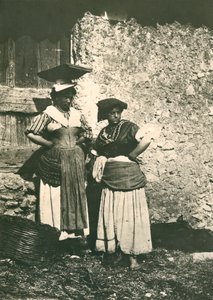 To bønder fra det romerske landskab iført traditionelt tøj, Italien, ca. 1910 af Italian Photographer