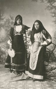 To kvinder iført traditionelt tøj fra Belvi og Aritzo, Sardinien, Italien, ca. 1910 af Italian Photographer