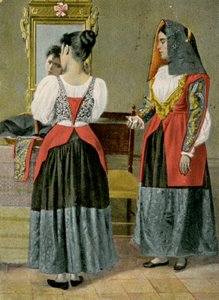 To kvinder iført traditionelle dragter, Sennori, Sardinien, Italien, foto af G Dessi, Cagliari af Italian Photographer