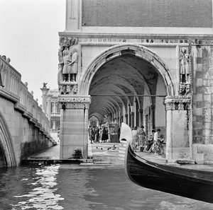 Venetiansk scene, ca. 1960 (s/h-billede) af Italian Photographer