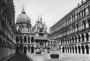 Venedig, Dogepaladset, The Courtyard (s/h-billede) af Italian Photographer