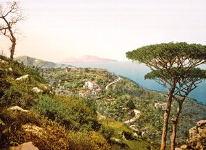 Udsigt over Vesuv på tværs af Napoli-bugten, 1890-1900 af Italian Photographer