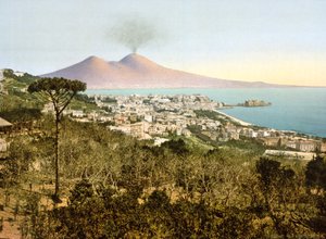 Udsigt over Vesuv på tværs af Napoli-bugten, 1890-1900 af Italian Photographer