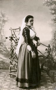 Kvinde iført traditionel kjole, Sardinien, Italien, ca. 1910