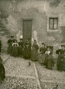 Kvinder og børn iført traditionelt tøj på trappen op til et hus, Abruzzo, Italien af Italian Photographer