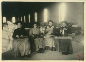 Kvinder arbejder i passementarieværksted, Italien, foto af F Trembini af Italian Photographer