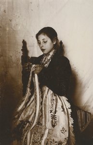 Ung kvinde, der syr, Toscana, Italien, ca. 1910 af Italian Photographer