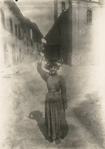 Ung kvinde iført traditionelt tøj, Roccaraso, Abruzzo, Italien, ca. 1905 af Italian Photographer