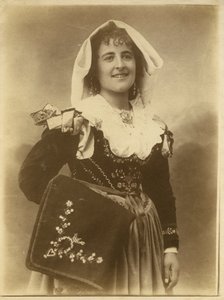 Ung kvinde iført traditionel kjole og hovedbeklædning, Abruzzo, Italien af Italian Photographer