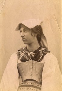Ung kvinde iført traditionel kjole og hovedbeklædning, det romerske landskab, Lazio, Italien, ca. 1905