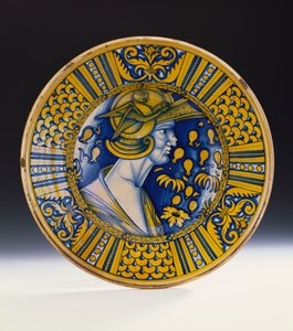 Et Deruta-lustret portrætfad malet i blåt og lyst i gult, der forestiller en kriger i en hjelm med en bevinget griffin, ca. 1525 af Italian School