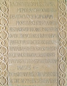 Middelalderens arkæologi (middelalderen). Barbarian Art of Lombardiet: Dronning Ragnetrudes (Raginthruda) gravsten stammer fra 740-750. Lombard kunst. Pavia, Civic Museum, Arkæologisk Sektion (Pavia, Musei Civici, Sezione Archeologia). af Italian School