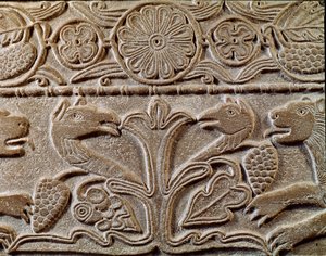 Middelalderens arkæologi (middelalderen). Barbarkunst fra Lombardiet: pluteus af prinsesse Theodote, kong Cuniperts elskerinde kaldet den fromme Cuniperto, regne fra 688 til 700). Detalje af tallerkenen med griffiner, ca. 720. Lombard kunst, marmor. Pavia, af Italian School