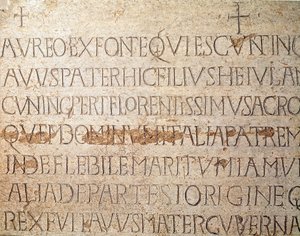 Middelalderens arkæologi (middelalderen). Barbarisk kunst fra Lombardiet: gravsten over den langobardiske kong Cunipert, kendt som den fromme (Cuniperto, 678-700). Lombard kunst. Pavia, Civic Museum, Arkæologisk Sektion (Pavia, Musei Civici, Sezione Archeo af Italian School