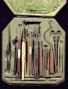 Æske med oftalmiske instrumenter (træ og metal)