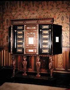 Kabinet givet til Mary Queen of Scots (1542-87) og Frans II (1544-60) Dauphin af Frankrig som bryllupsgave (træ indlagt med elfenben og perlemor) (se 162450 for detaljer)