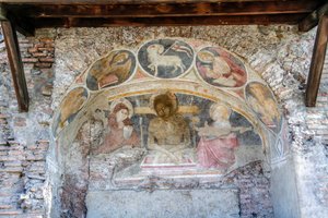 Aflejring af Kristus mellem Jomfru Maria, Johannes, med evangelistsymboler og Agnus Dei på buen af Italian School