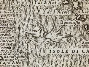 Detalje af en havelefant med en imponerende række af pigge, der rager op fra ryggen, fra 