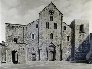 Facaden af basilikaen, grundlagt i 1087 for at modtage relikvier af St. Nicolas (s/h foto) af Italian School