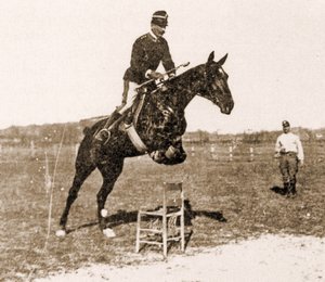Federico Caprilli hopper på en stol (s/h foto)