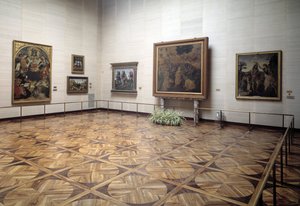 Museets sal, der præsenterer Vincis tilbedelse af magi, Kristi dåb af Verrocchio og Vinci, den hellige treenighed med jomfru og hellige af Signorelli af Italian School