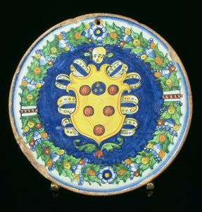 Maiolica-plade med Medici-våbenskjoldet med en kant af løv og frugt, italiensk, 1500-tallet af Italian School