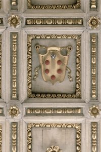 Medici våbenskjold, fra kirkens underside (stuk) af Italian School