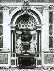Monument til pave Clemens XII (1652-1740) med porfyr urne og søjler fra Pantheon, mellem Temperance (L.) og Prudence (R.) i Corsini Chapel (bronze, marmor, porfyr) (s/h foto) af Italian School