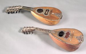 Napolitansk fire dobbeltstrenget mandolin og en milanesisk seks dobbeltstrenget mandolin (træ)