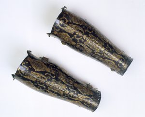 Et par skinnebensbeskyttere fra ærkehertug Albrechts (1559-1621) våbenhus, guvernør i Holland, ca. 1598 (jern med sølv og guld)