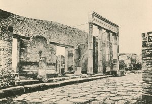 Indgangen til det trekantede forum, som den er (dybtryk) af Italian School