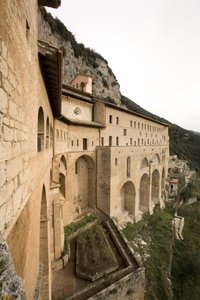 Udsigt over klosteret St. Benedetto (Sacro Speco) bygget fra det 12. århundrede, Subiaco (Rom), Italien af Italian School