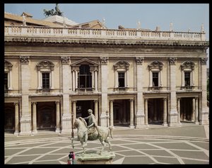 Udsigt over Palazzo Nuovo og rytterstatuen af Marcus Aurelius (121-180 e.Kr.) af Italian School
