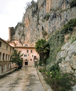Udsigt over gården til "Corvi" (krager), klosteret St. Benedetto (Sacro Speco) bygget fra det 12. århundrede, Subiaco (Rom), Italien af Italian School