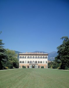 Udsigt over facaden af ​​Villa Reale di Marlia (eller Palazzo Orsetti) af Italian School