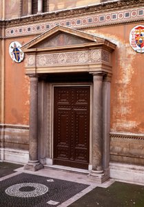 Udsigt over våbenhuset med en marmorfrise, som viser (fra venstre mod højre) Pastore (den første kirkeejer), Pudenziana, Prassede og deres far Pudens, i midten det mystiske lam af Italian School