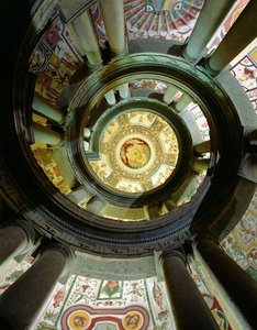 Udsigt over stenvindeltrappen, der ser op mod loftet, designet af Jacopo Vignola (1505-73) og hans efterfølgere, 1557-83 af Italian School