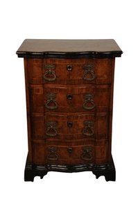 Kommode i valnød, ca. 1730 (valnød) af Italian School
