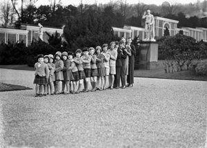 Cavendish familiegruppe på 16 børnebørn i haverne i Chatsworth, Derbyshire, 1930 af JR Board