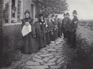 The Biddenden Maids Charity, der uddeler brød og ost af J. Benjamin Stone