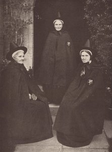 Almisserne på Castle Acre i deres interessante kostumer (s/h-foto) af J. Benjamin Stone