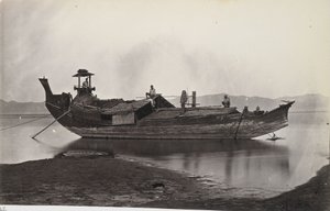Et billede af en laung-zat eller risbåd, der ligger fortøjet ved siden af Irrawaddy-floden. af J. Jackson